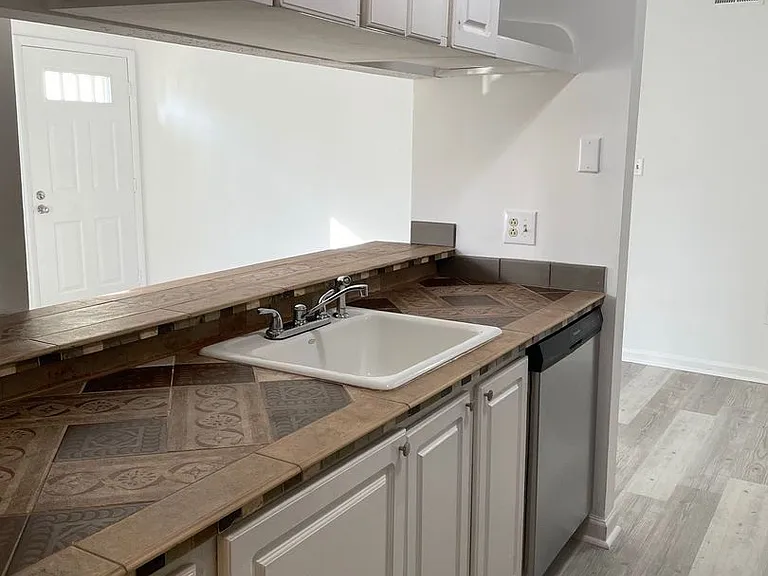 5716 Summit Arch — Photo 3