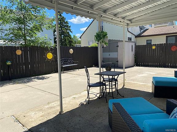 5th image of 475 Montrose Ave