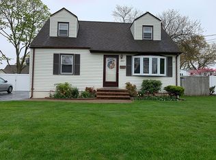 357 N Fulton Ave, Lindenhurst, NY 11757