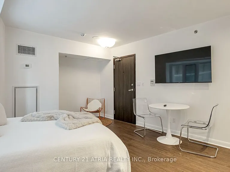 210 Victoria St #807 — Photo 5