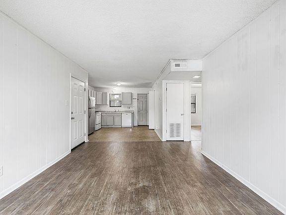 2nd image of 102 Ravenwood Dr APT B