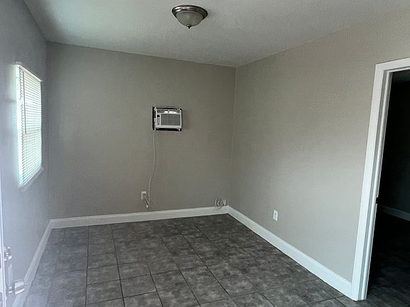 4th image of 1625 NW 120th St #3