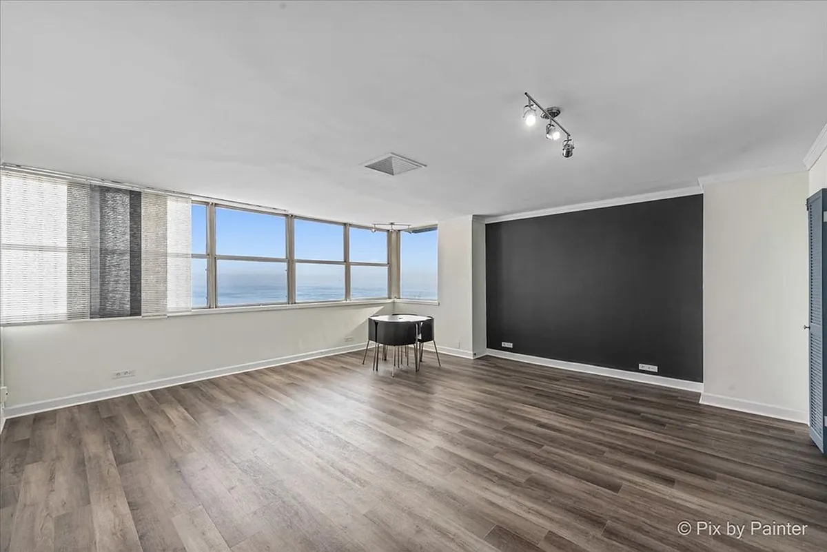 Building Photo - 6301 N Sheridan Rd #2V