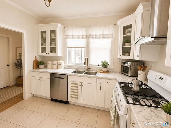 3rd image of 524 Wethersfield Avenue