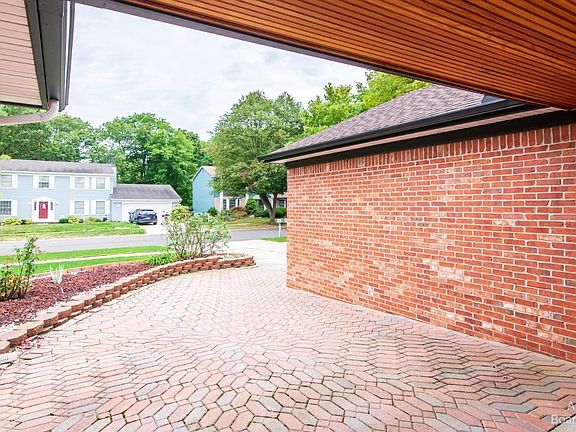 3rd image of 411 Burr Oak Dr