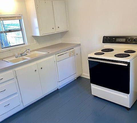 Kitchen, with stove, fridge, dishwasher and disposal,