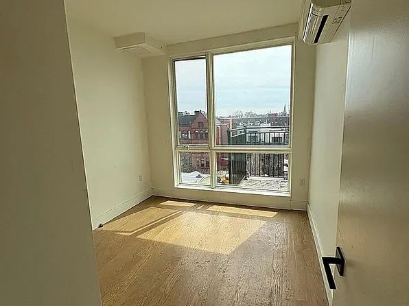 746 Lafayette Ave #4A