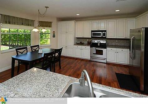 5th image of 700 Nandina Dr