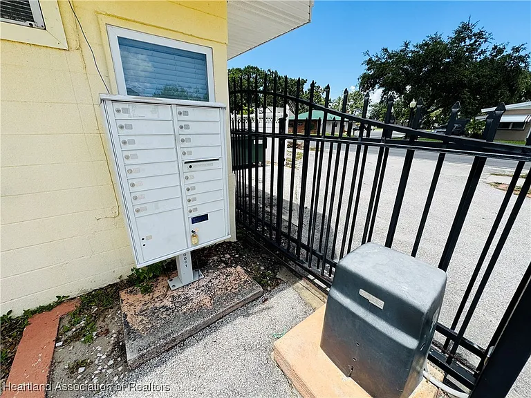 2121 Lakeview Dr — Photo 24