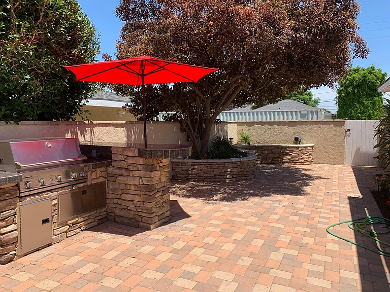 Gorgoues private patio with barbecue and built-in bar