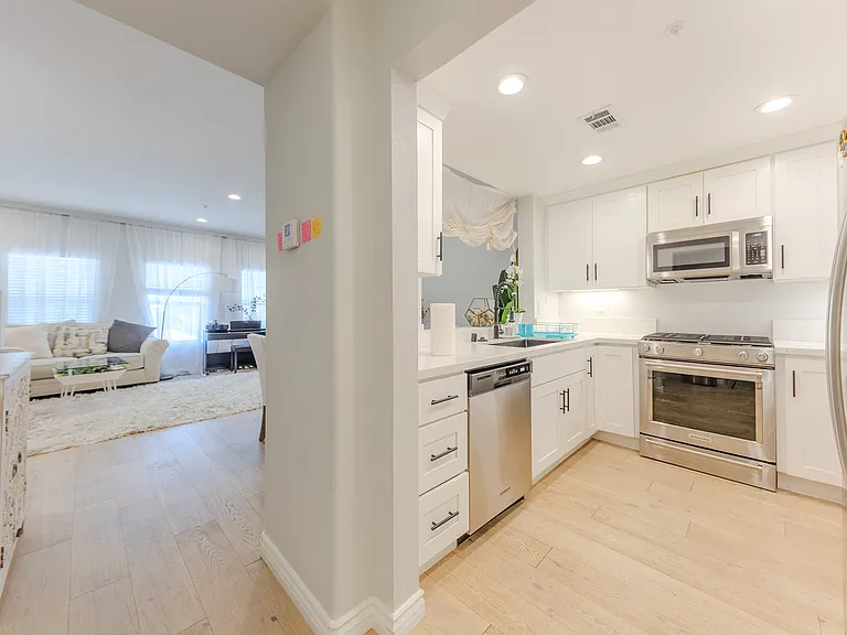 628 E Walnut St — Photo 12