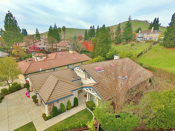 4th image of 445 Stoneybrook Ct