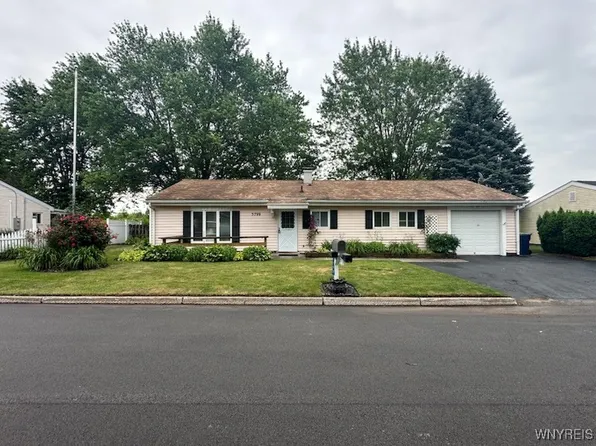 5799 Fairview Dr, Sanborn, NY 14132