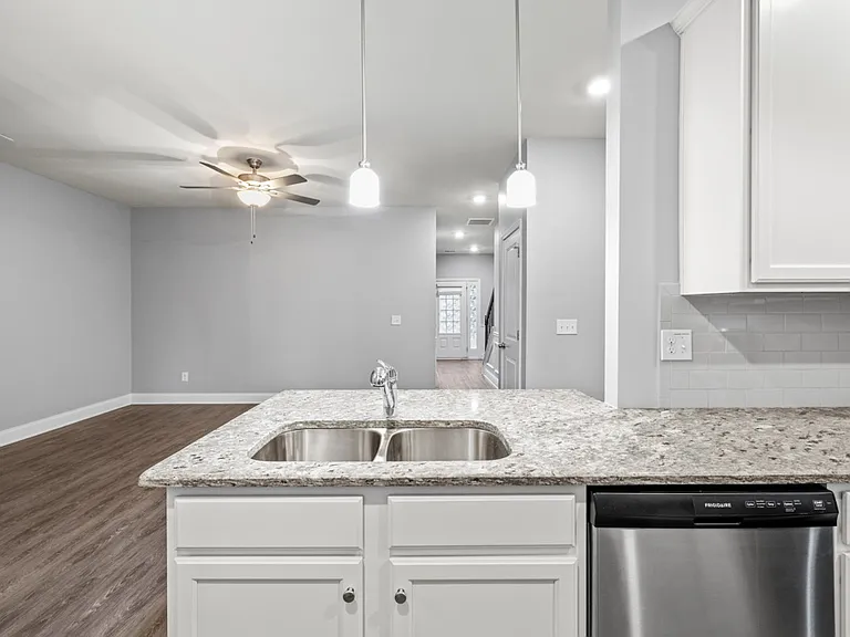 2570 Castellan Dr — Photo 17