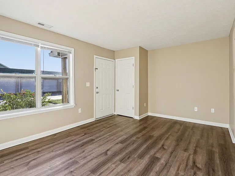 Fox Pointe Apartments — Photo 16