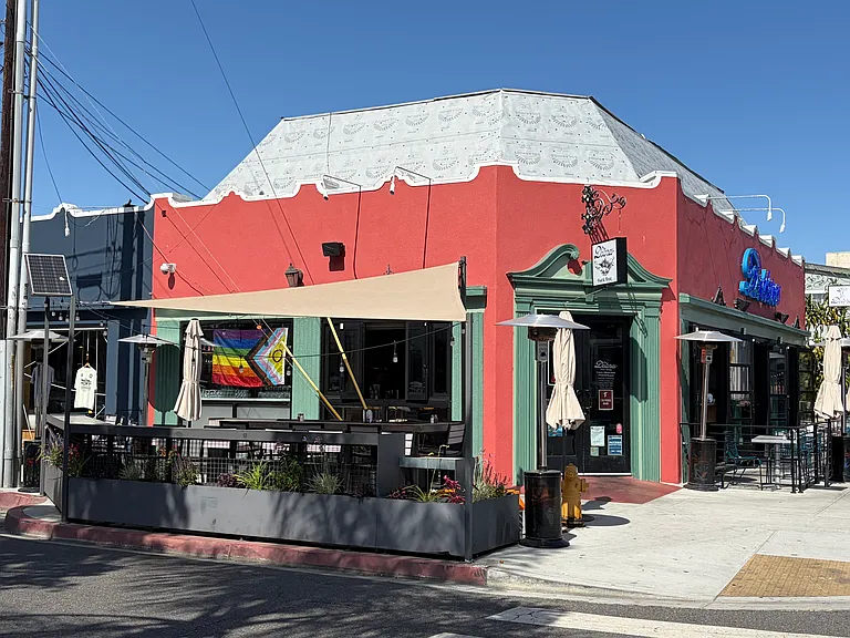 Steps from your Charming 2 BDR/1 BA Duplex Apartment to Delicious Retro Row Restaurants.