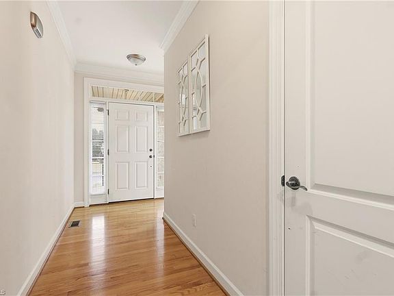 5th image of 975 Boyer Dr