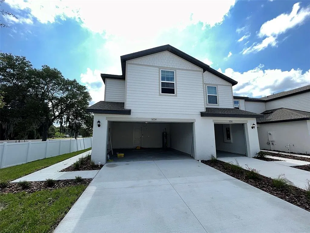 3 bed, 2.5 bath, 1817 sqft, $2,500 — Photo 1