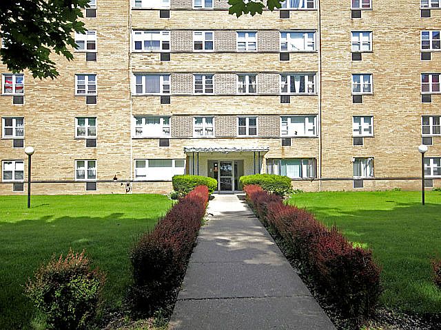 1st image of 6161 N Hoyne Ave APT 212