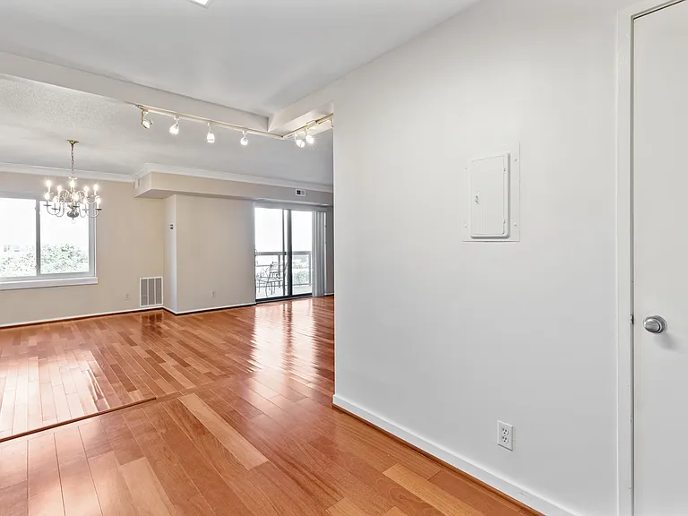 8370 Greensboro Dr #1004 — Photo 7