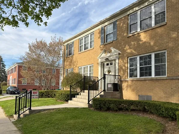 W67N690 Evergreen Blvd APT 4, Cedarburg, WI 53012