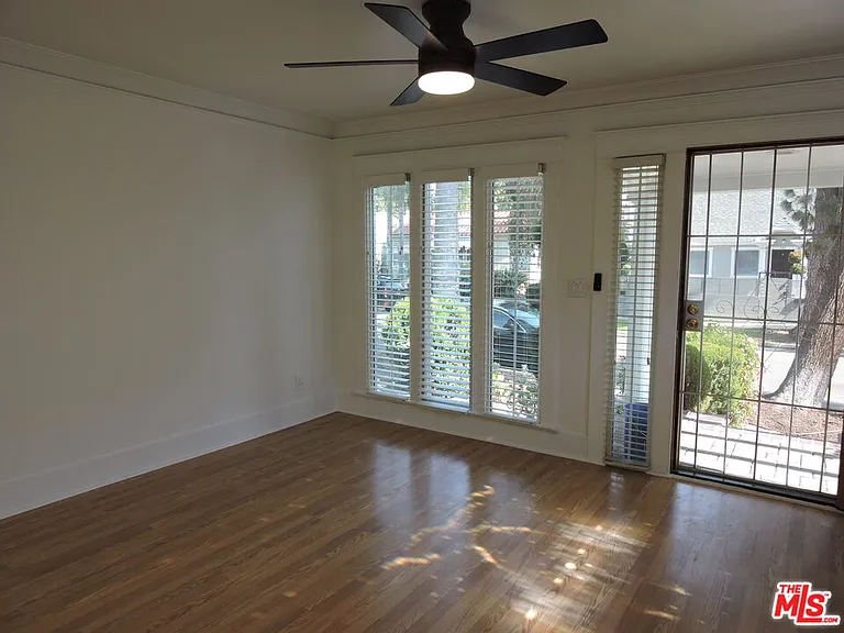 559 N Windsor Blvd — Photo 7