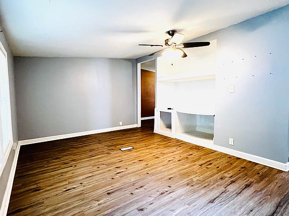 2nd image of 11 E Meadowlark Ln