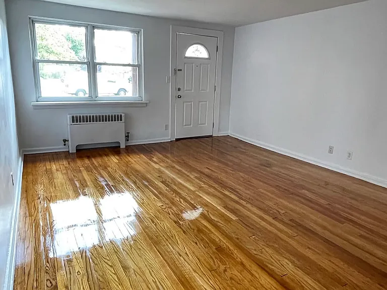 440 Lawn Ave #5 — Photo 2