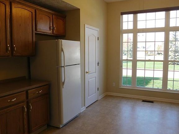 3rd image of 537 Capri Ct
