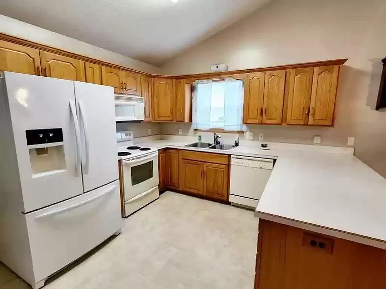 1301 Sierra Dr — Photo 3