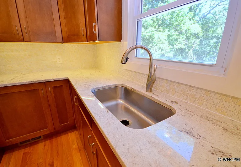 17 Laurel Park Dr — Photo 3