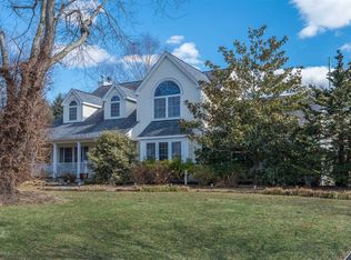 8 Harborfields Ct, Greenlawn, NY 11740