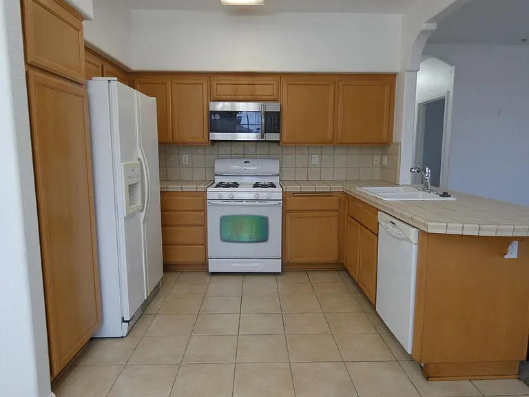 610 Sunrise Dr #2L — Photo 3