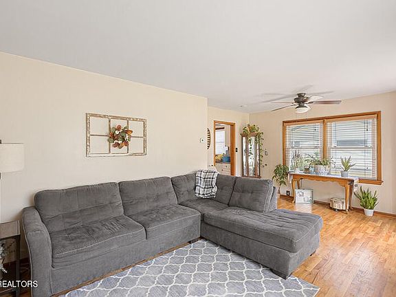 5th image of 809 Glenoaks Dr