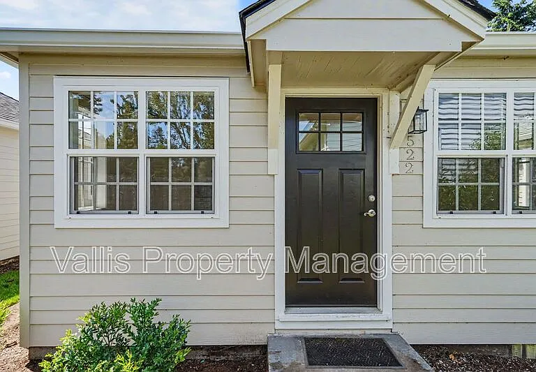 522 19th St NE — Photo 3