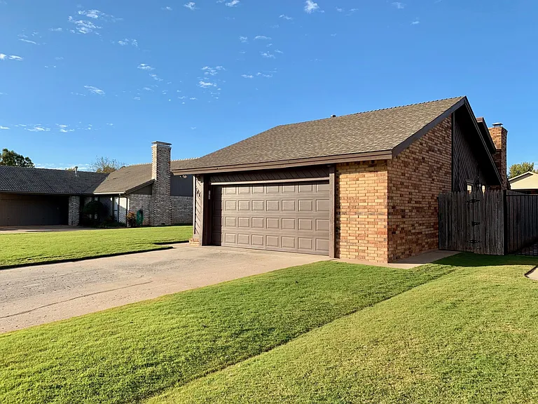 1419 Pickford Ln — Photo 3