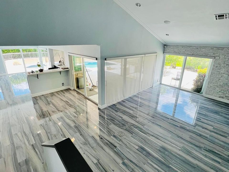 1st image of 667 Hollows Cir