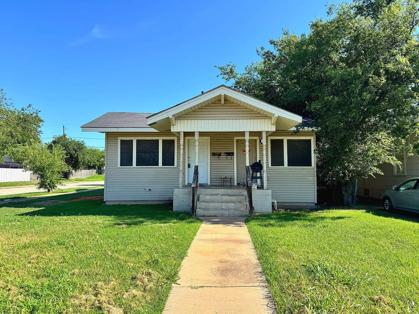 1652 Collins Ave — Photo 1