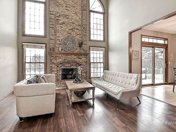 Dramatic 2 Story Great Rm!