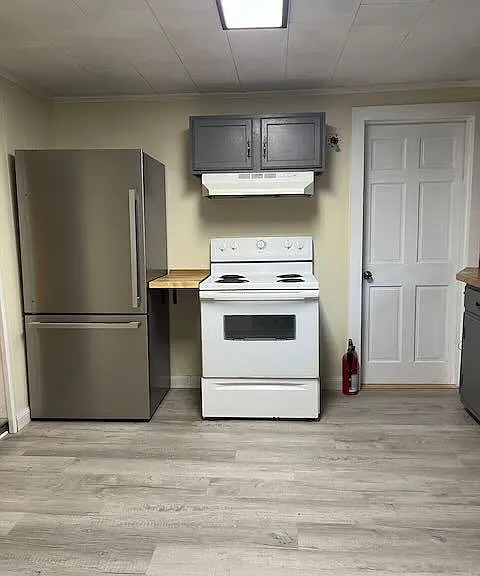 Kitchen, fridge and oven view