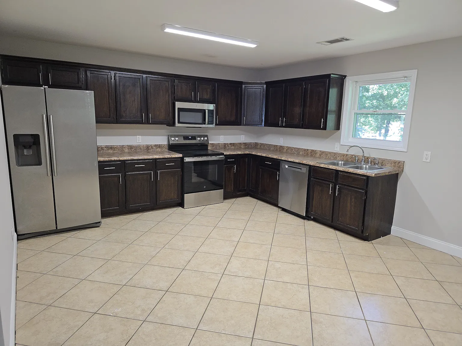 3 bed, 2850 sqft, $2,200 — Photo 2