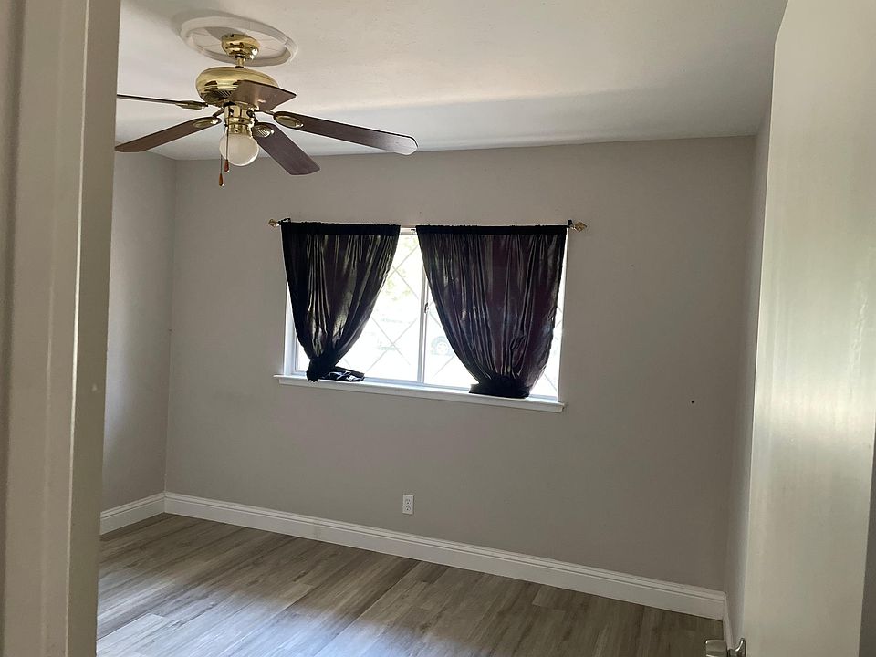2nd image of 3121 Parker St