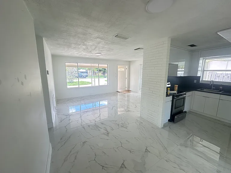 2401 Havana Dr — Photo 2