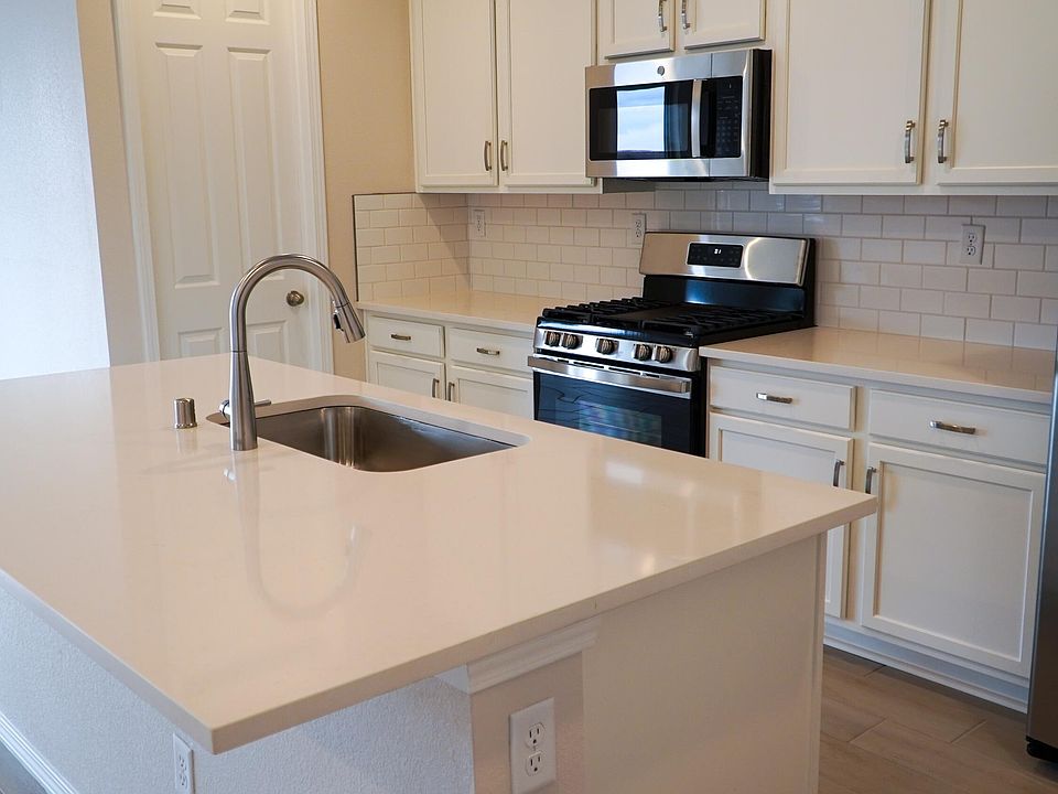 2nd image of 5409 Blazing Star St NE