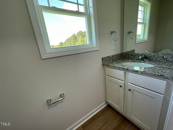 5th image of 253 Lotus Ave