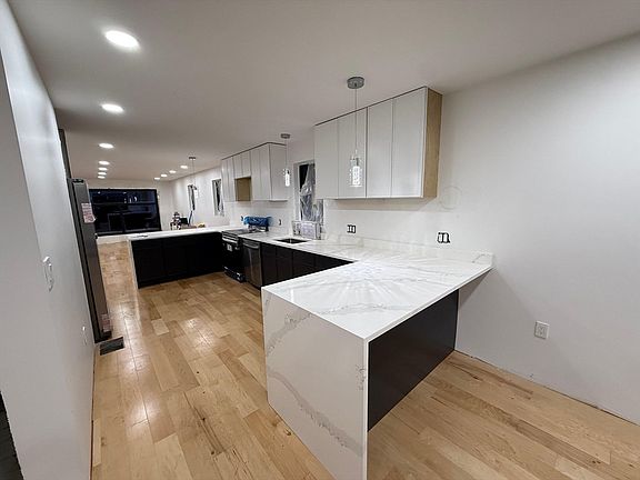 5th image of 47 Laurel St