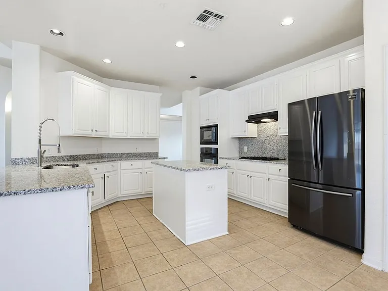 3415 Highline Trl — Photo 2