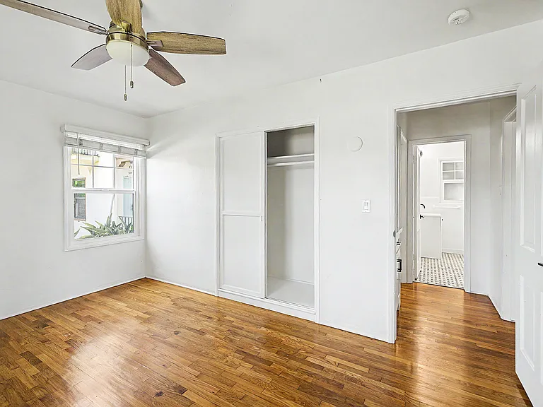 Las Palmas Apartments — Photo 15