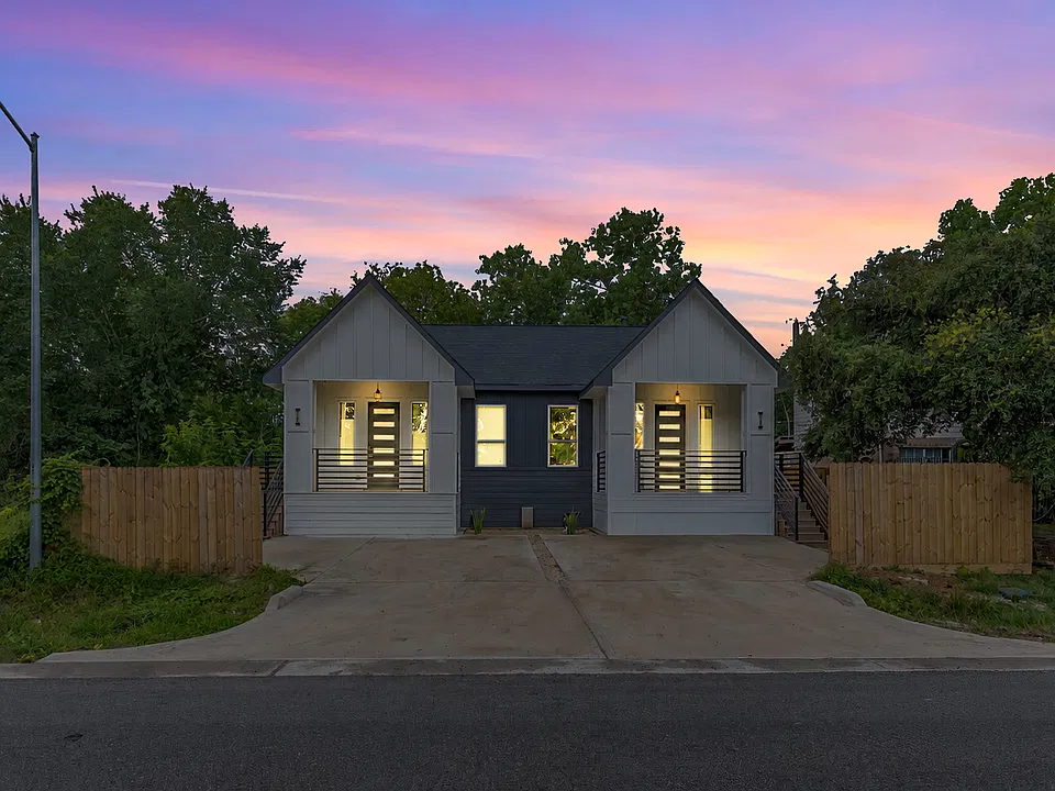 _Ranch - Single Story Build
_3 bed/2 bath
_New build as of 2025
_2 driveway spots for parking
_King, Queen and Queen beds
_Every room has a closet and dresser
_Washer/Dryer on site