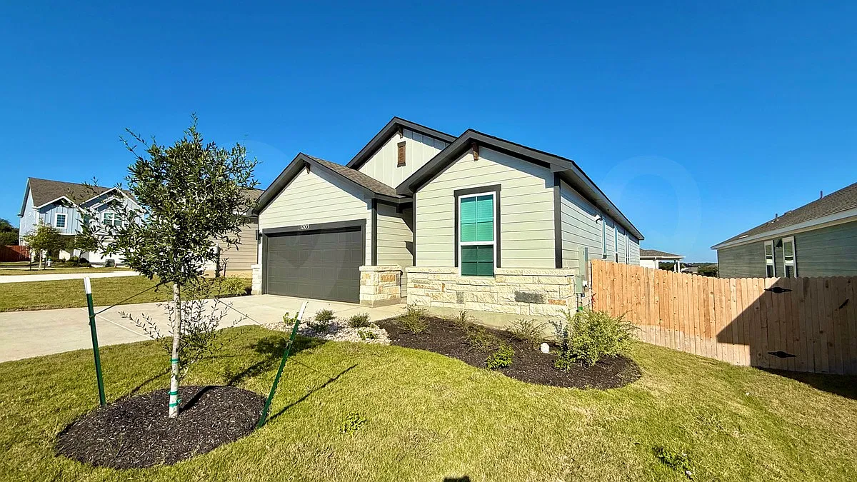 4 bed, 2.0 bath, 1853 sqft, $2,450 — Photo 2